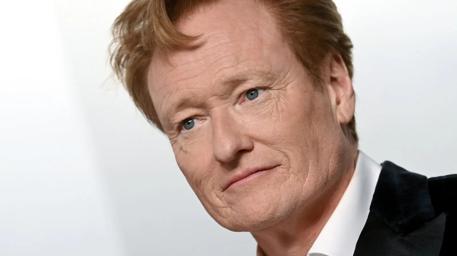 Conan O'Brien ведет обучающие видео по кибербезопасности с ИИ в новом корпоративном странном дуэте