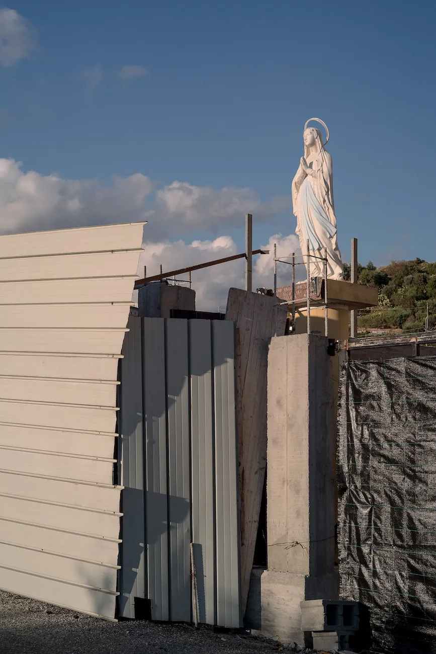 Un Luogo Bello: Alessandro Mallamaci Frames Everyday Scenes as Poems