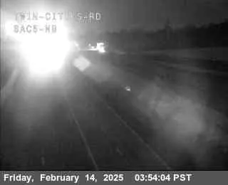 Vista en directo de Hwy 5 en Ciudades Gemelas Vista en vivo de Hwy 5 en Ciudades Gemelas, California en VolveVision