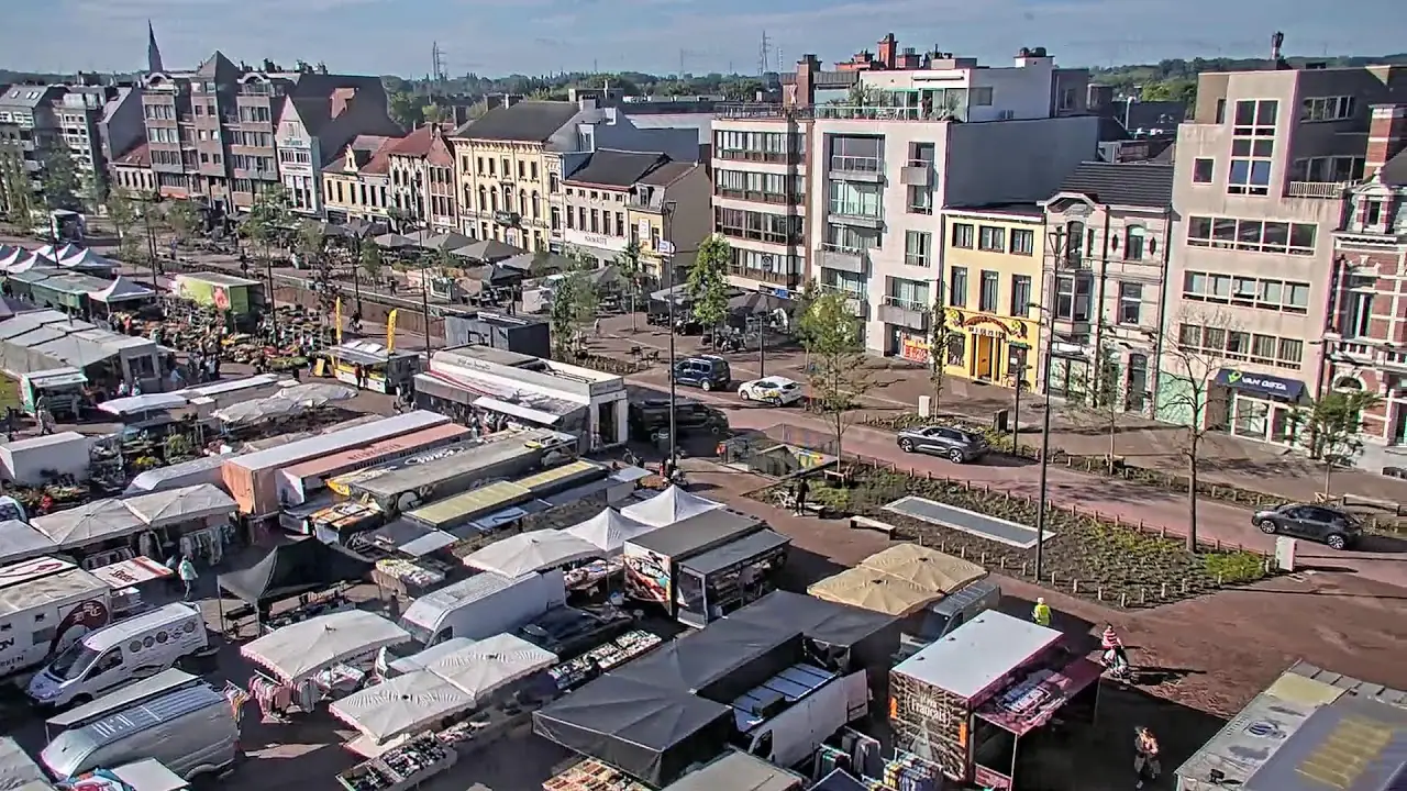 Live Sint-Niklaas City Hall Webcam Grote Markt Square, Belgium