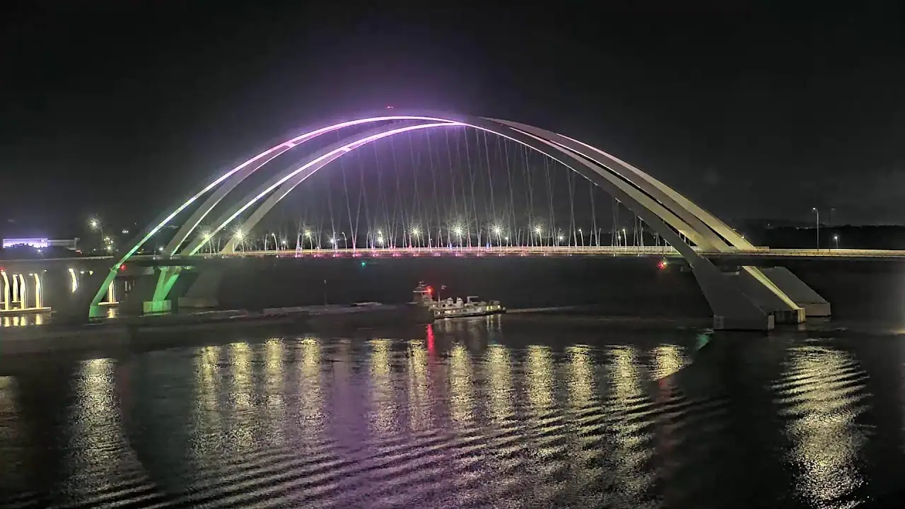 Онлайн-камера Камера Live BridgePointe I-74, Молино, Иллинойс, США на VolveVision