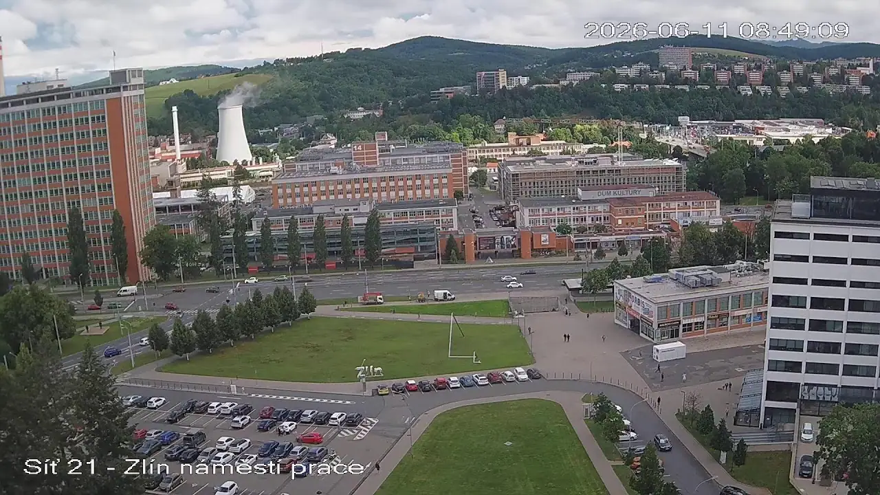 Vista en directo de Webcam en directo de Namesti Prace, Zlín, Chequia Vista en vivo de Webcam en directo de Namesti Prace, Zlín, Chequia, Lípa en VolveVision
